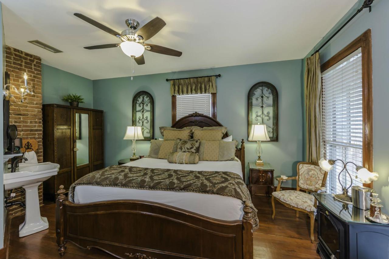  | Carriage Way Inn Bed & Breakfast Adults Only - 21 years old and up