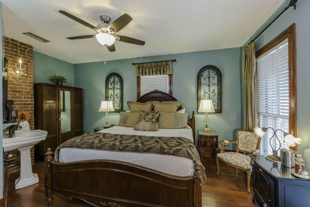 | Carriage Way Inn Bed & Breakfast Adults Only - 21 years old and up