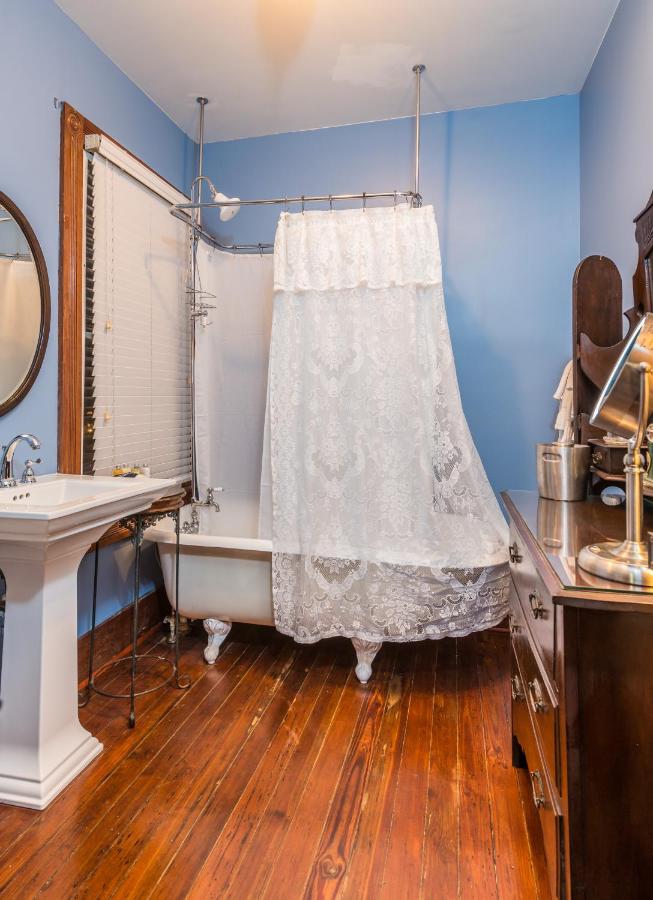 | Carriage Way Inn Bed & Breakfast Adults Only - 21 years old and up