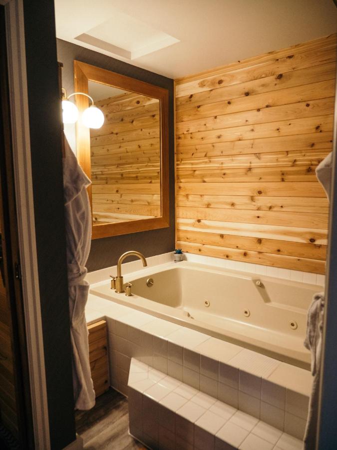 King Room with Spa Bath at LOGE Bend