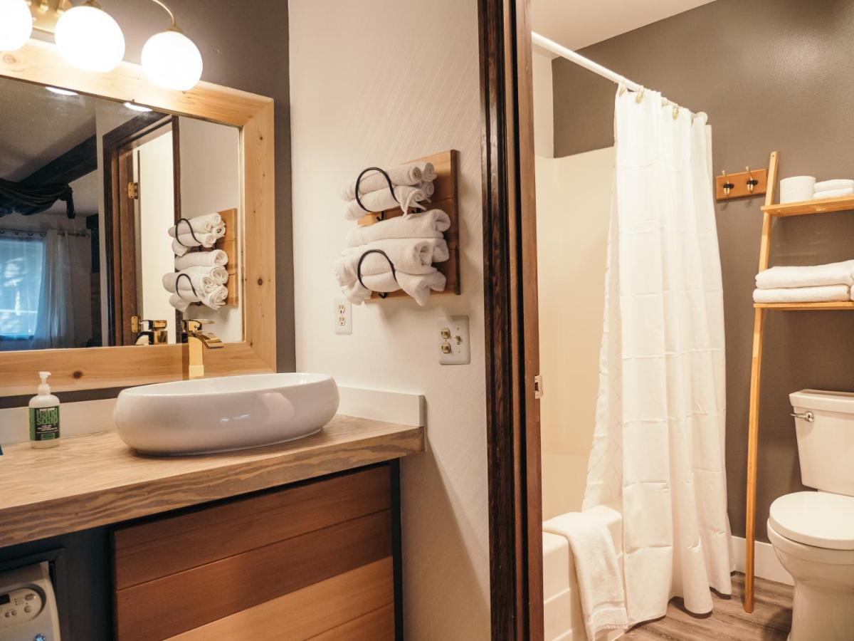 King Room with Spa Bath at LOGE Bend