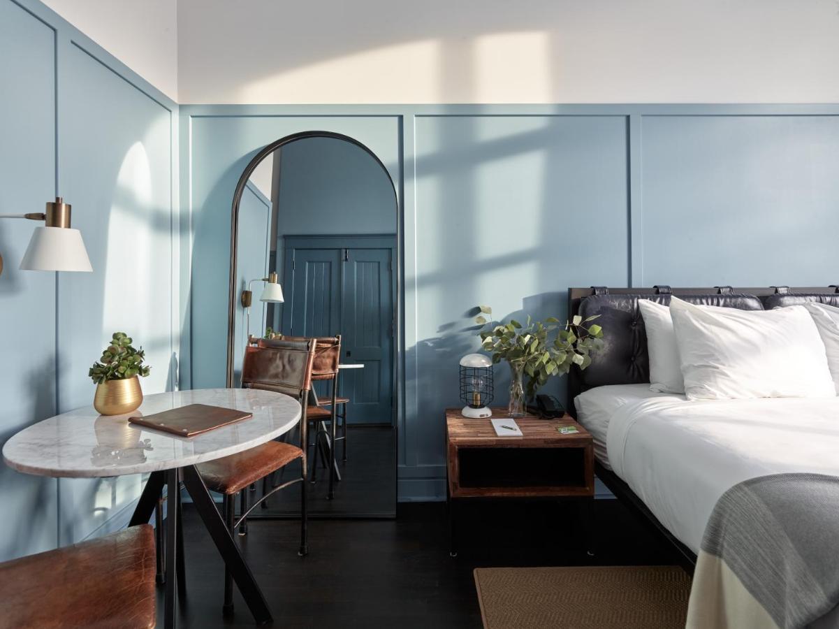 Deluxe King Room at The Chicago Hotel Collection - Wrigleyville