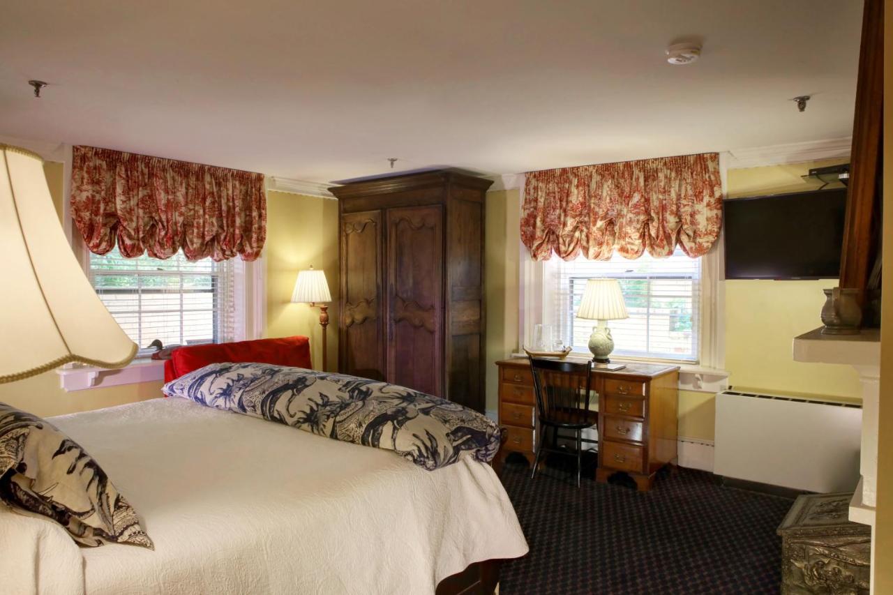 | 200 South Street Inn