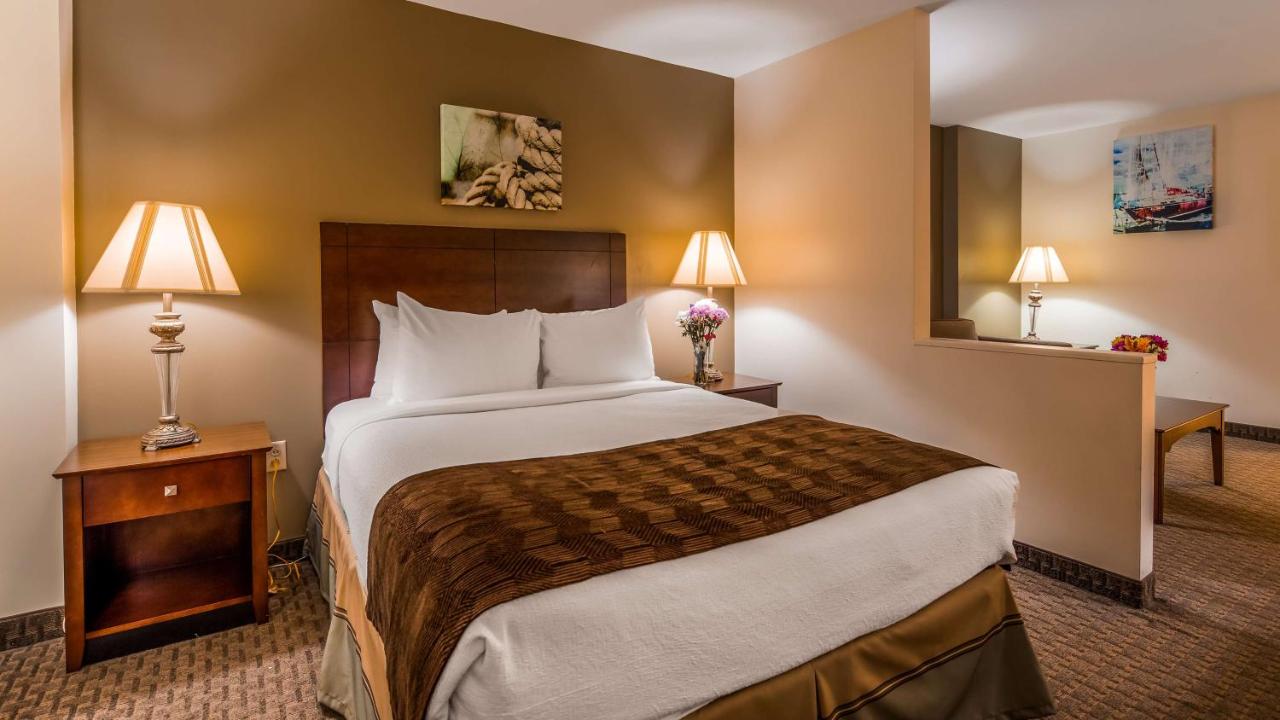 Queen Junior Suite - Sofa Bed - Non Smoking at Best Western Adams Inn Quincy-Boston