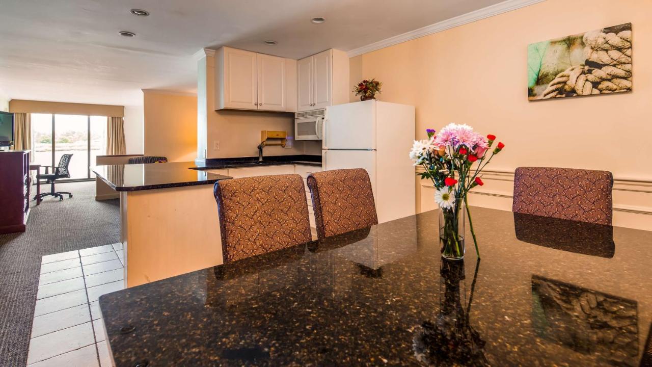 Queen Suite with Spa Bath - Non Smoking at Best Western Adams Inn Quincy-Boston