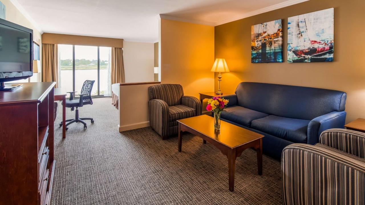 Queen Suite with Spa Bath - Non Smoking at Best Western Adams Inn Quincy-Boston