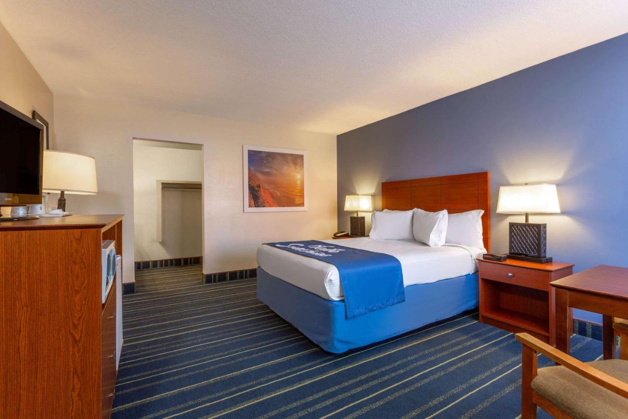 | Days Inn by Wyndham Breezewood