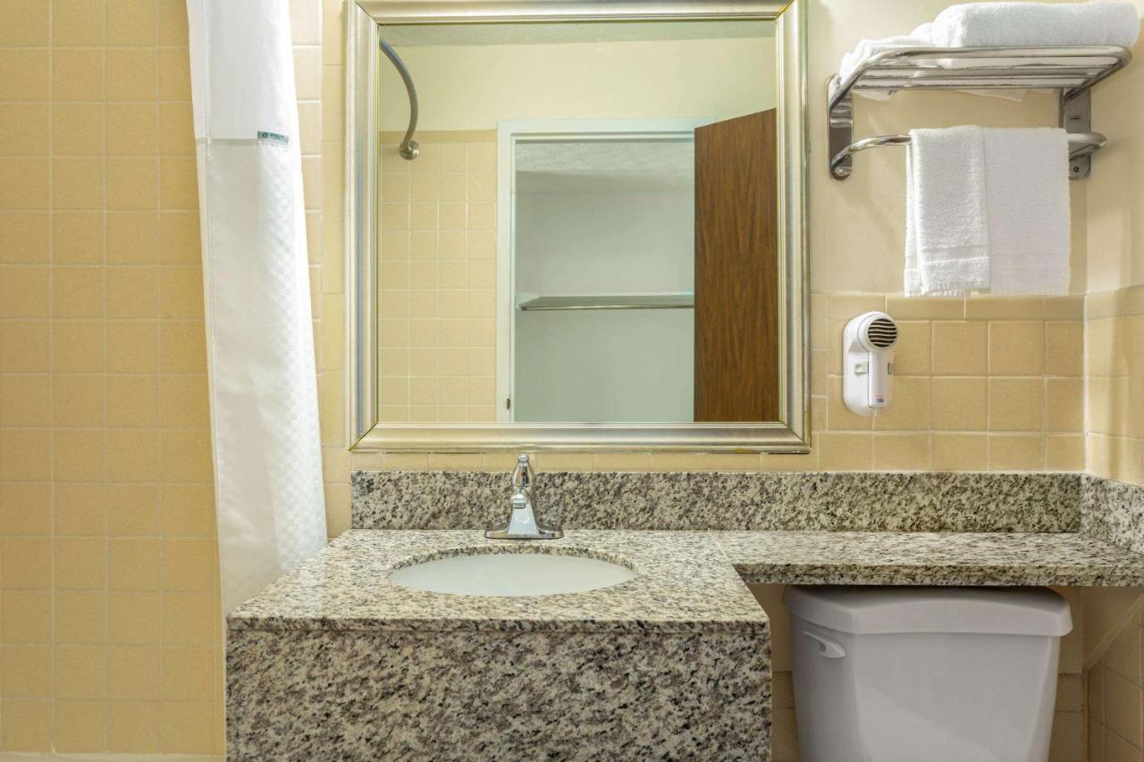 | Days Inn by Wyndham Breezewood