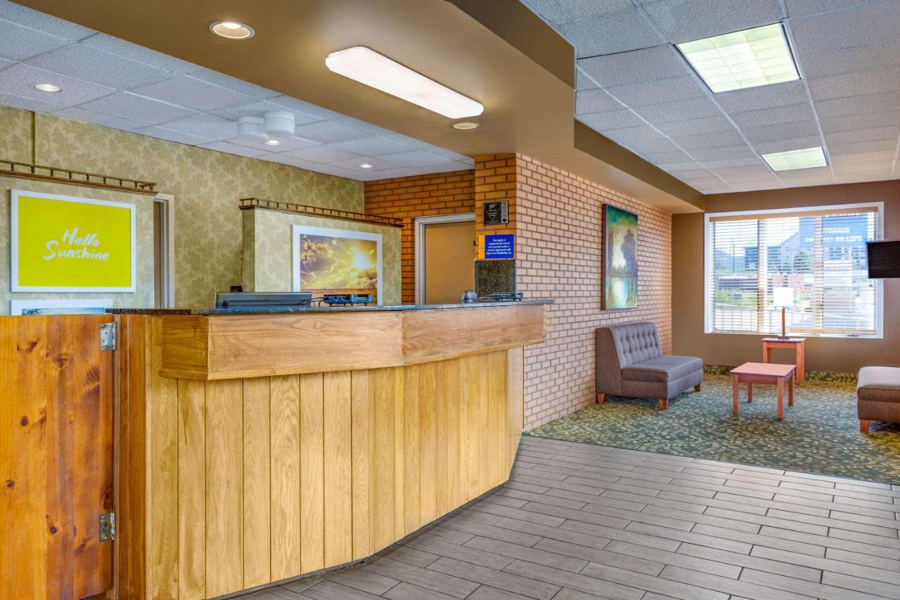 | Days Inn by Wyndham Breezewood