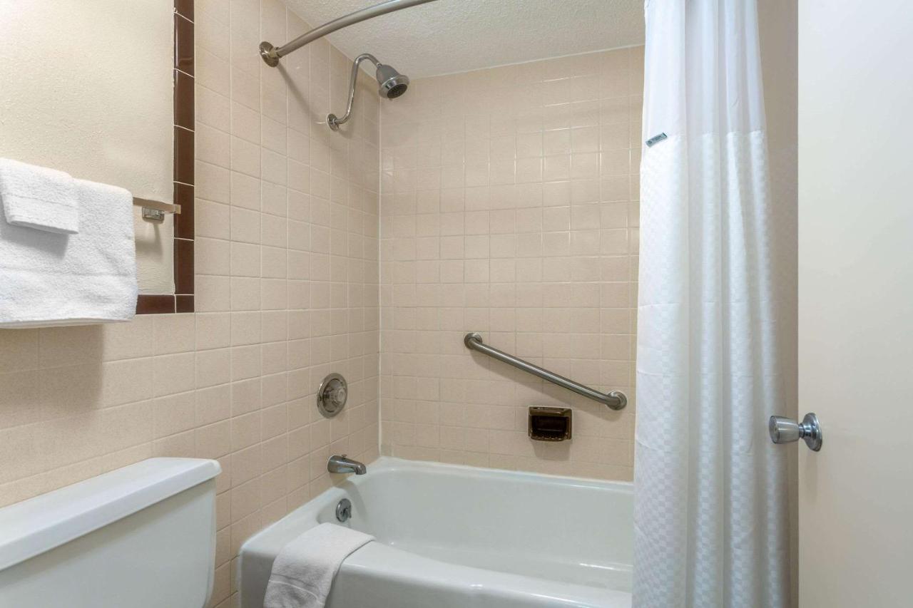 | Days Inn by Wyndham Breezewood