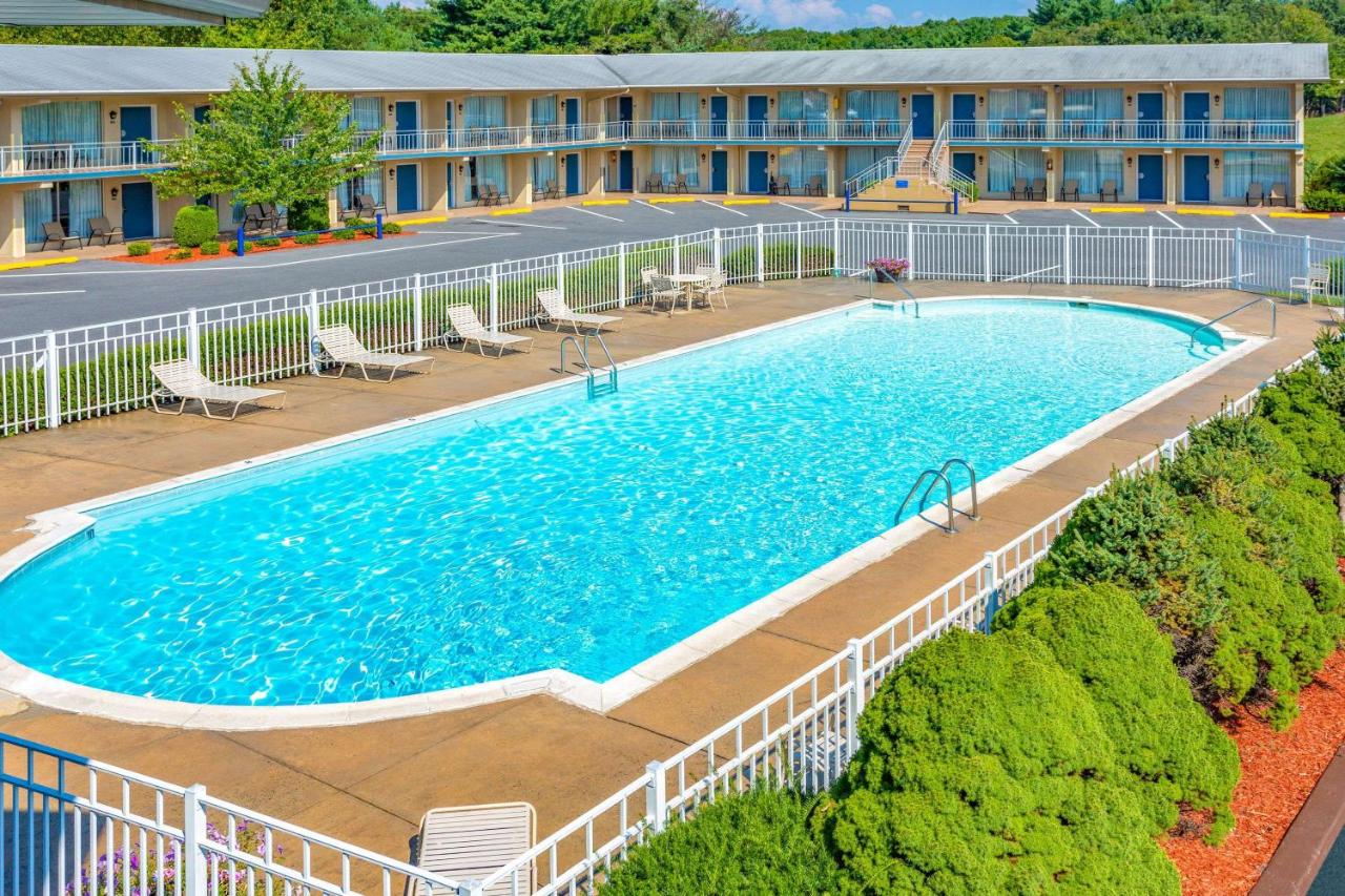 | Days Inn by Wyndham Breezewood