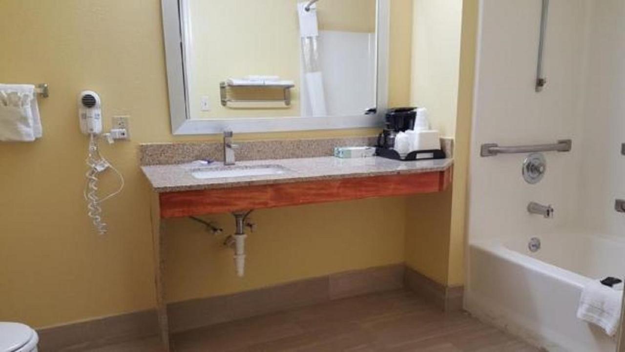| Loyalty Inn Hawkinsville