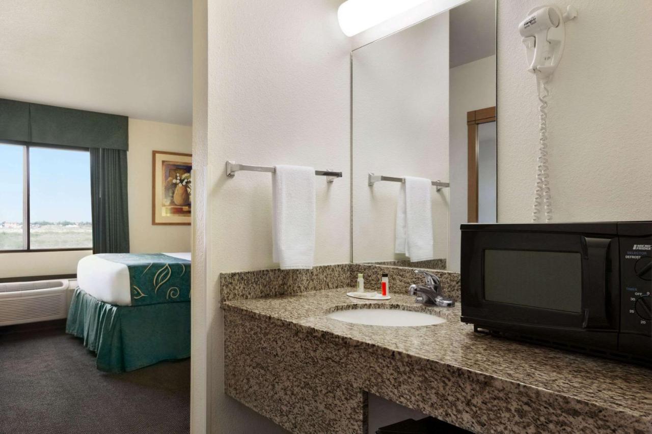 Deluxe Queen Room - Mobility Access/Non-Smoking at Travelodge by Wyndham Pecos