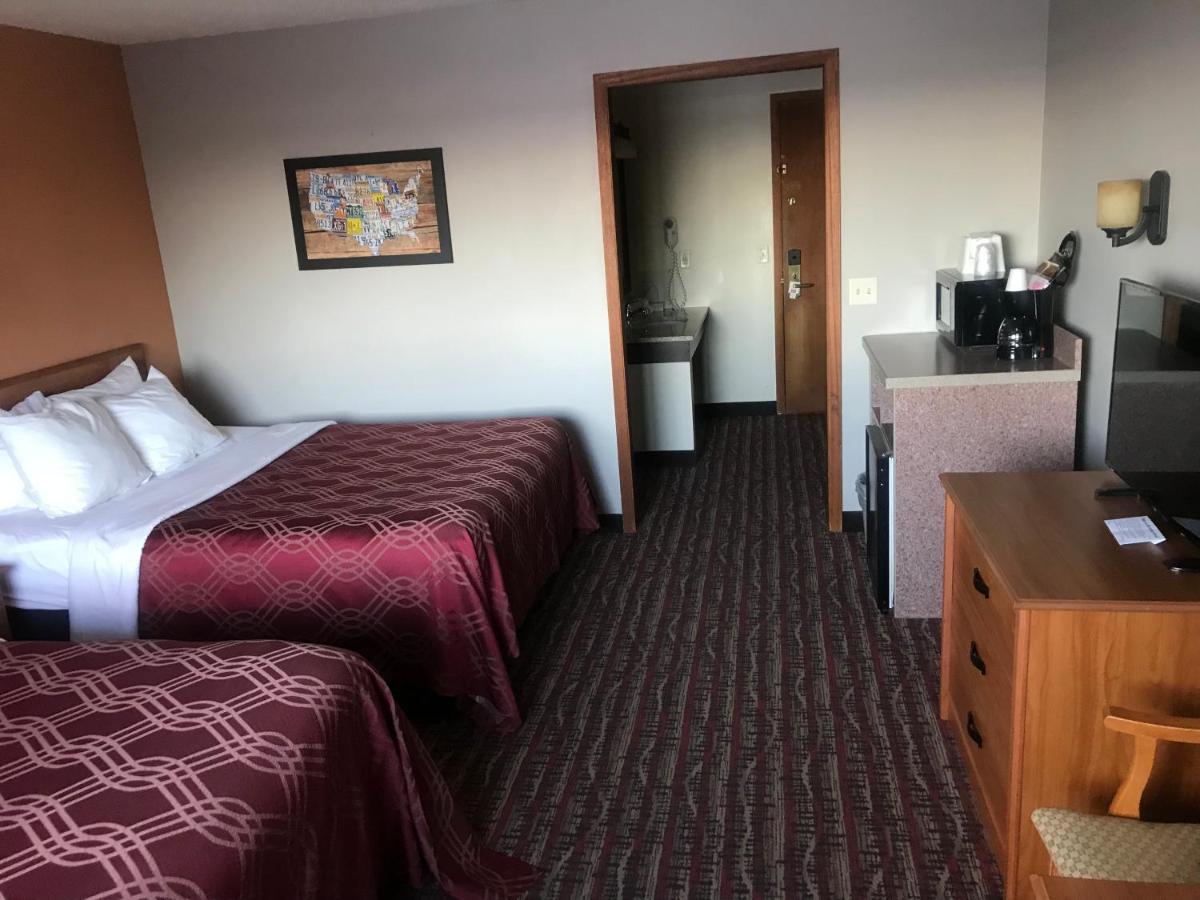 Quadruple Room with Two Queen Beds and Lake View - Non-Smoking at Econo Lodge Lakeview