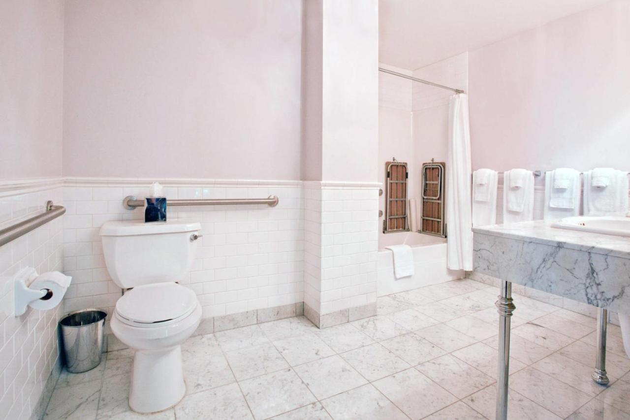 | Hotel DeLuxe, a Provenance Hotel