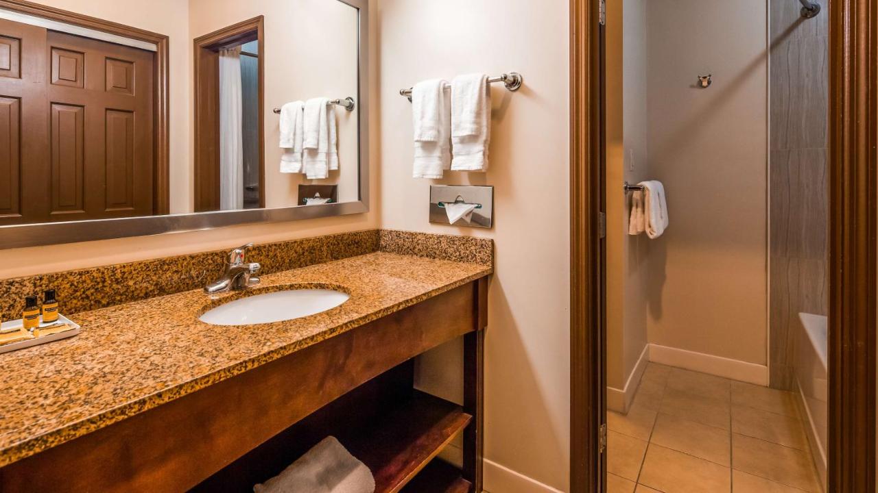King Room - Non Smoking at Best Western Plus The Inn & Suites At The Falls