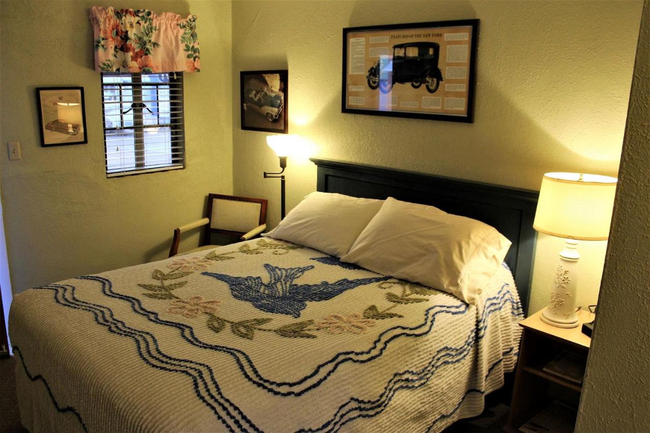  | Blue Swallow Motel