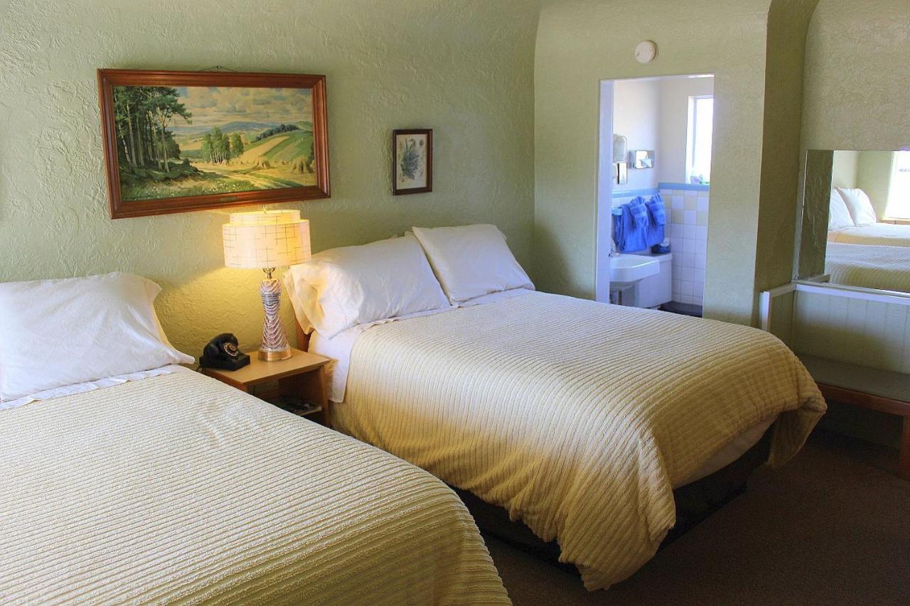  | Blue Swallow Motel