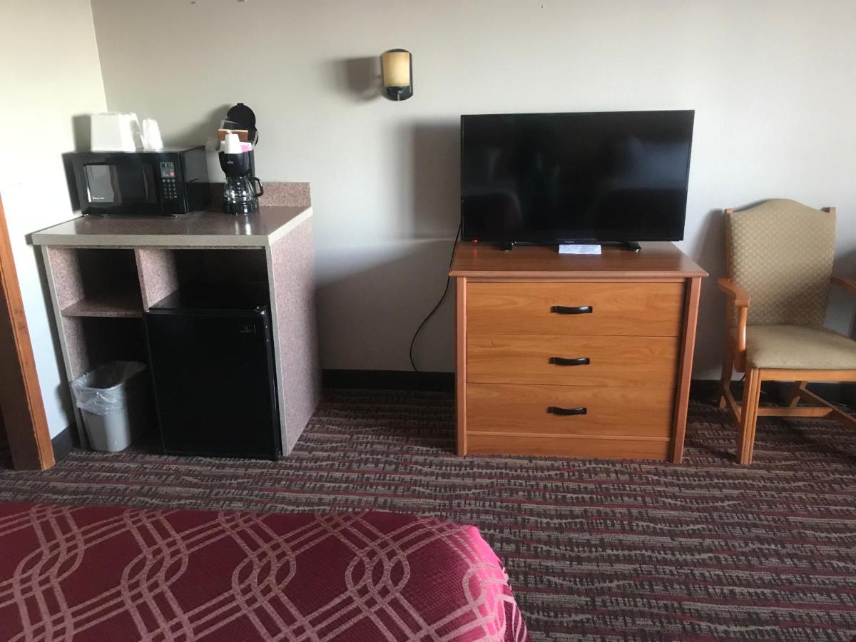 Quadruple Room with Two Queen Beds and Lake View - Non-Smoking at Econo Lodge Lakeview