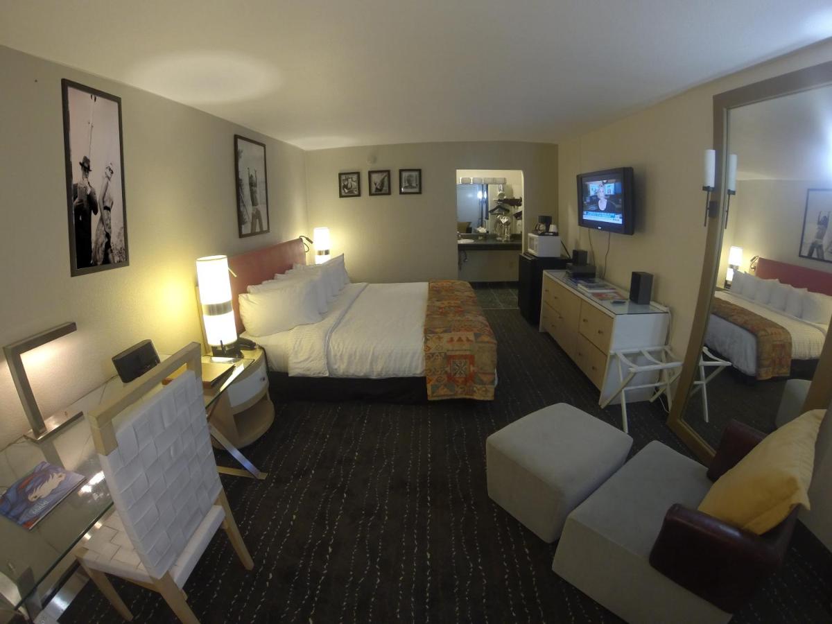 Deluxe King Room at Floridian Hotel