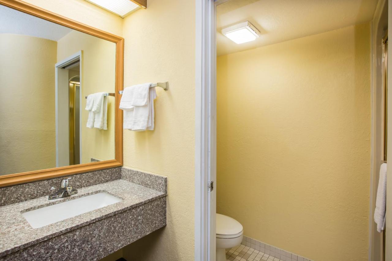 King Room - Non-Smoking at Days Inn by Wyndham Blue Springs