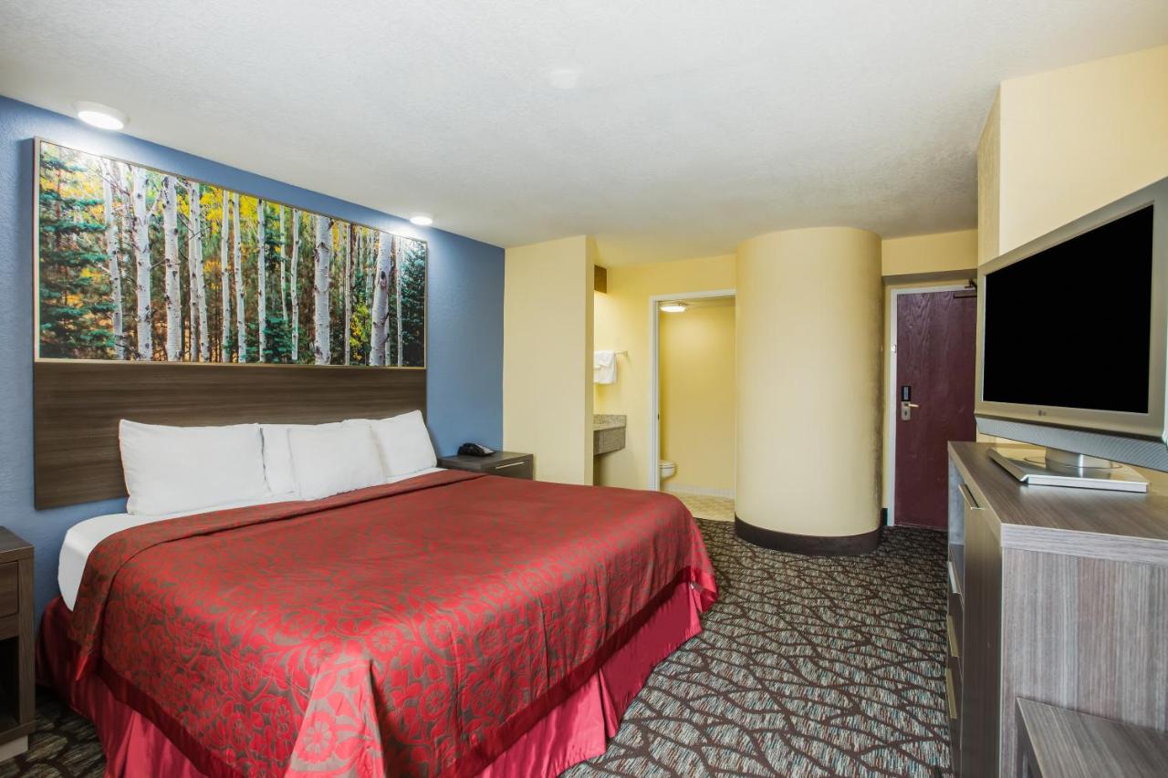 King Room - Non-Smoking at Days Inn by Wyndham Blue Springs