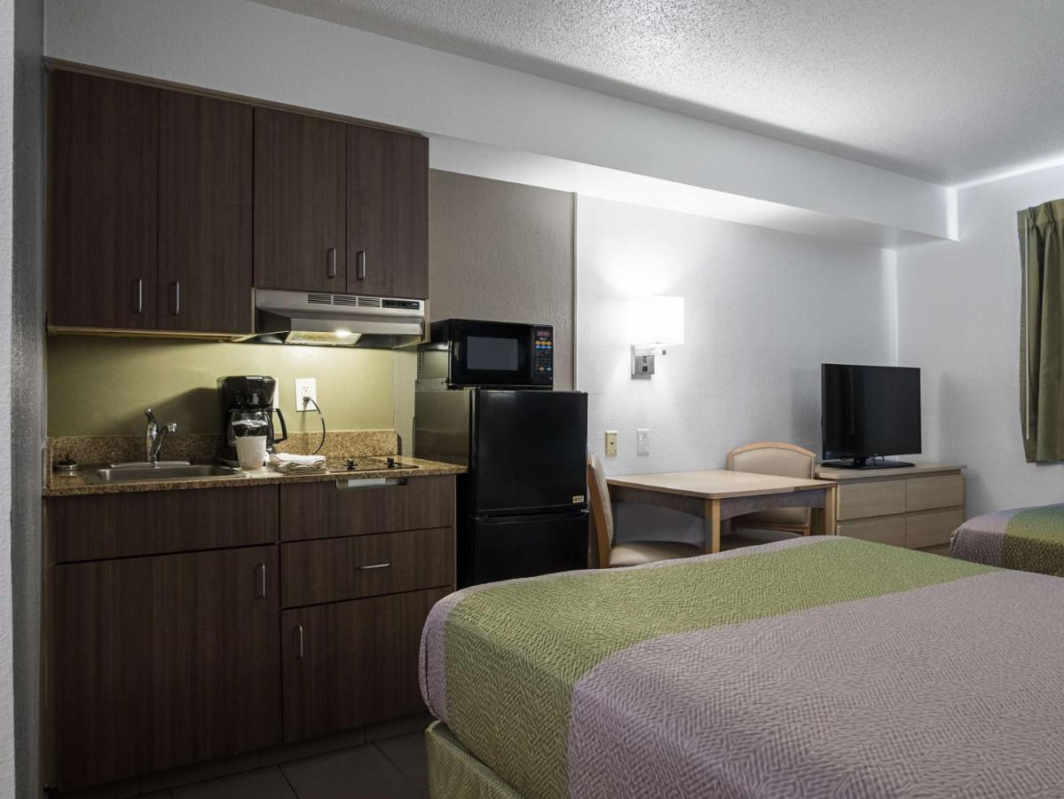 Quadruple Room - Non-Smoking at Studio 6 Miamisburg, OH - Dayton