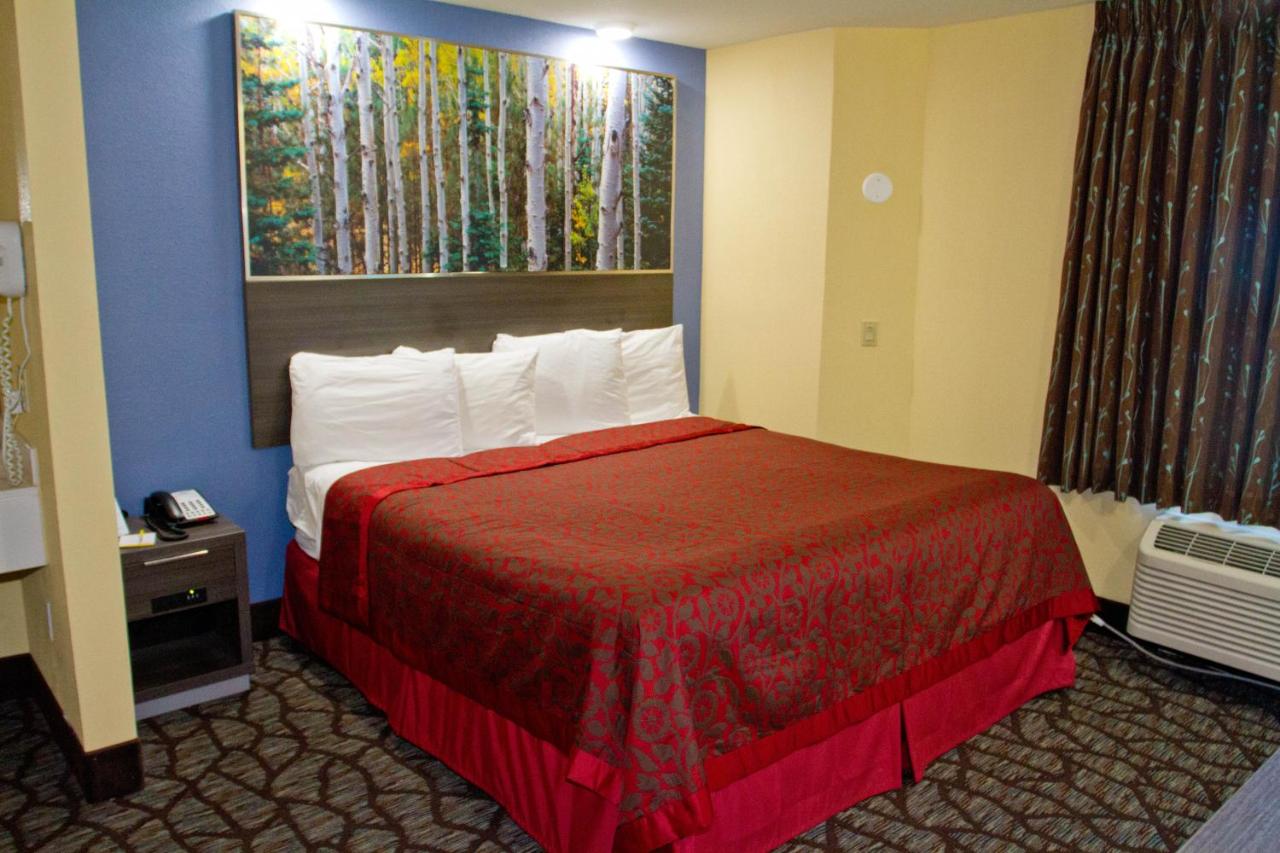 King Room - Non-Smoking at Days Inn by Wyndham Blue Springs