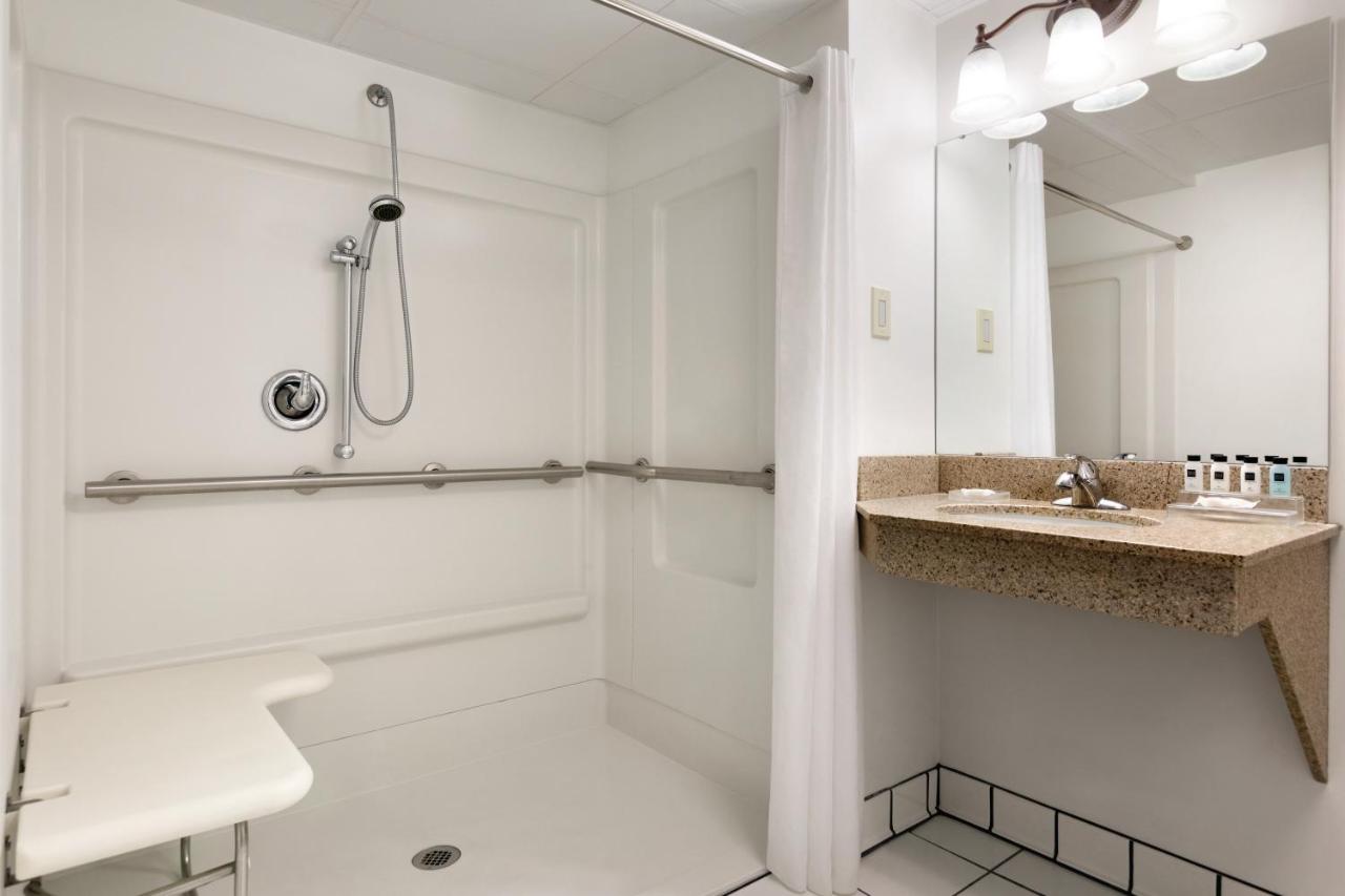Queen Room - Disability Access/Non-Smoking at Country Inn & Suites by Radisson, Traverse City, MI