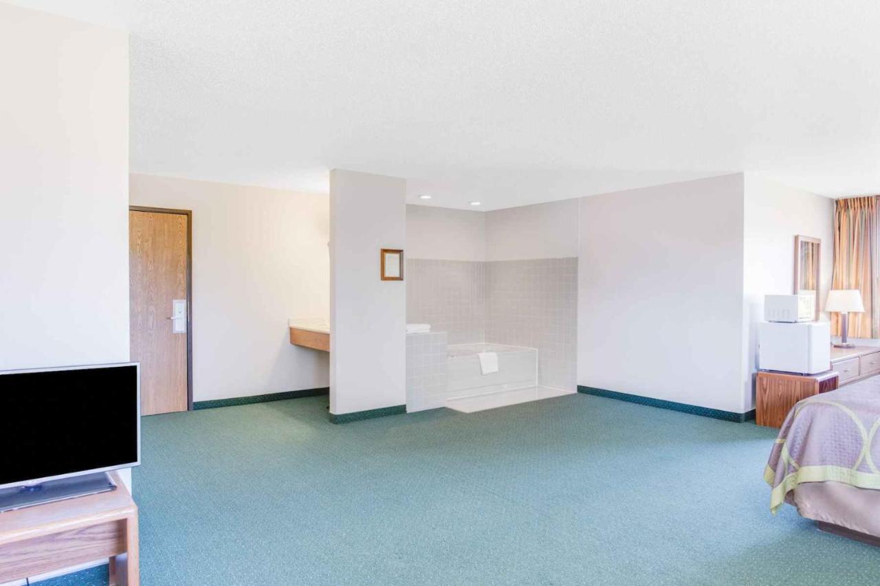 Premier King Suite - Non-Smoking at Super 8 by Wyndham Oelwein