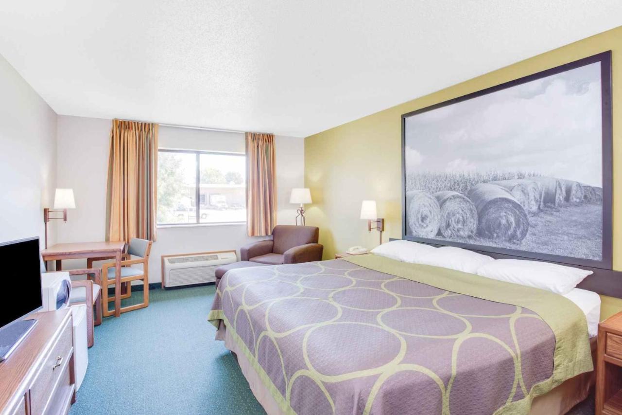 Queen Room - Mobility Access/Non-Smoking at Super 8 by Wyndham Oelwein
