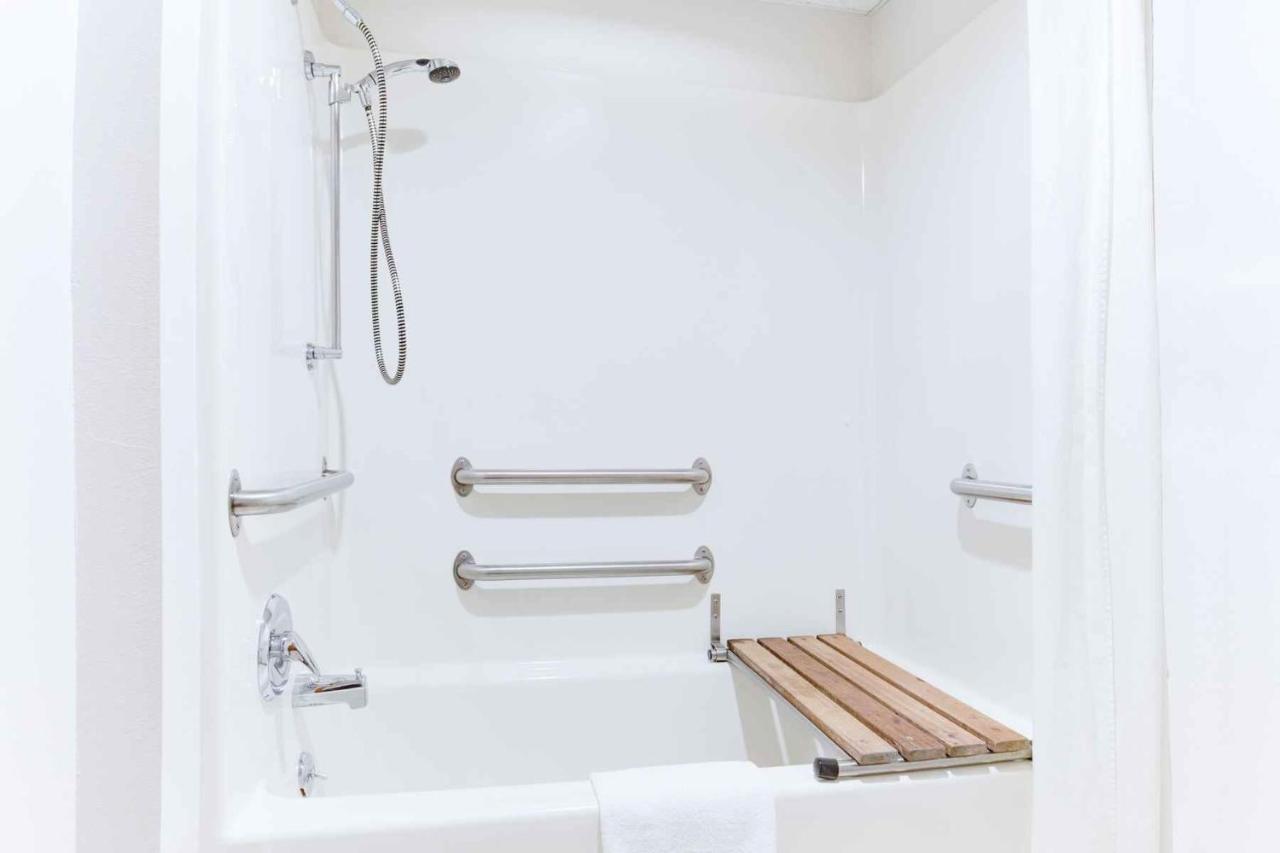 Queen Room - Mobility Access/Non-Smoking at Super 8 by Wyndham Oelwein