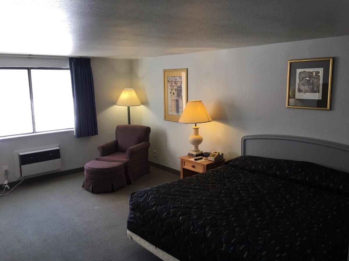 Queen Room at Americas Best Value Inn Billings