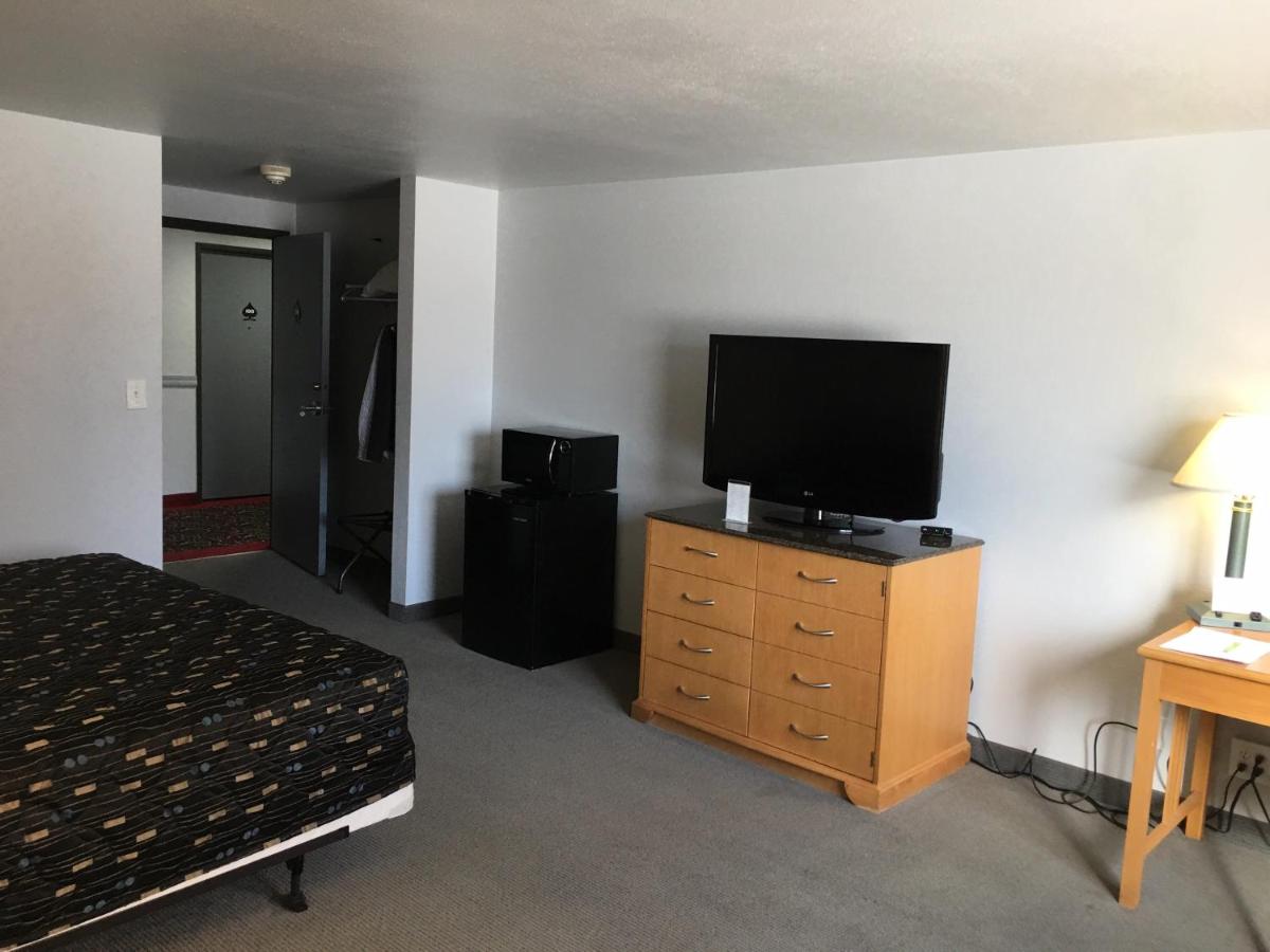 Queen Room at Americas Best Value Inn Billings