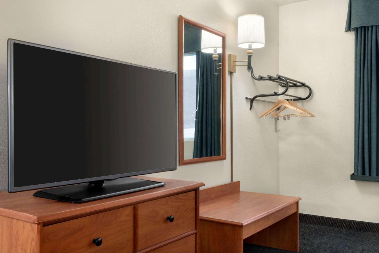 King Room - Mobility Access/Non-Smoking at Travelodge by Wyndham Clinton Valley West Court