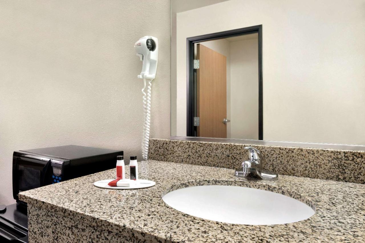 Queen Room with Two Queen Beds - Non-Smoking at Travelodge by Wyndham Clinton Valley West Court