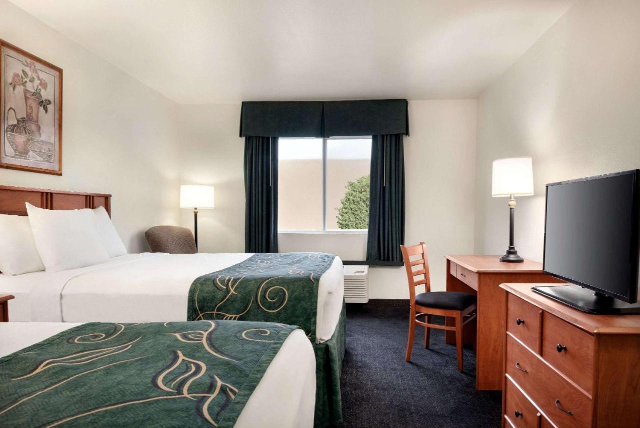 Queen Room with Two Queen Beds - Non-Smoking at Travelodge by Wyndham Clinton Valley West Court