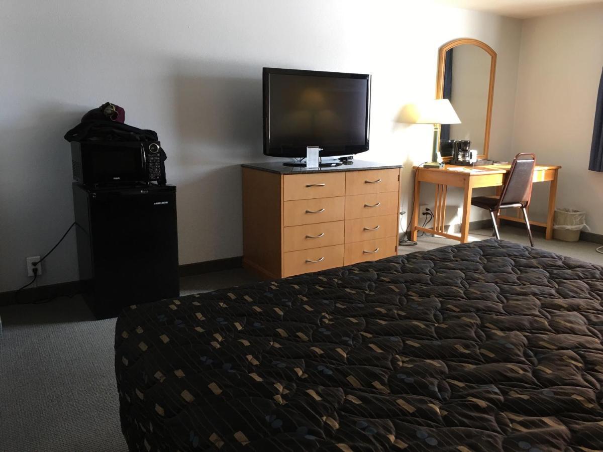 Deluxe King Room at Americas Best Value Inn Billings
