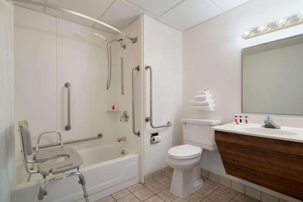  | Super 8 by Wyndham Portland/Westbrook Area
