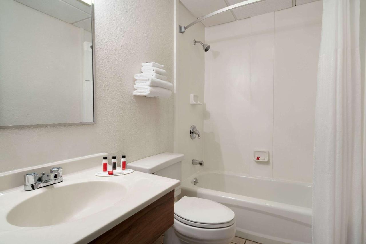  | Super 8 by Wyndham Portland/Westbrook Area