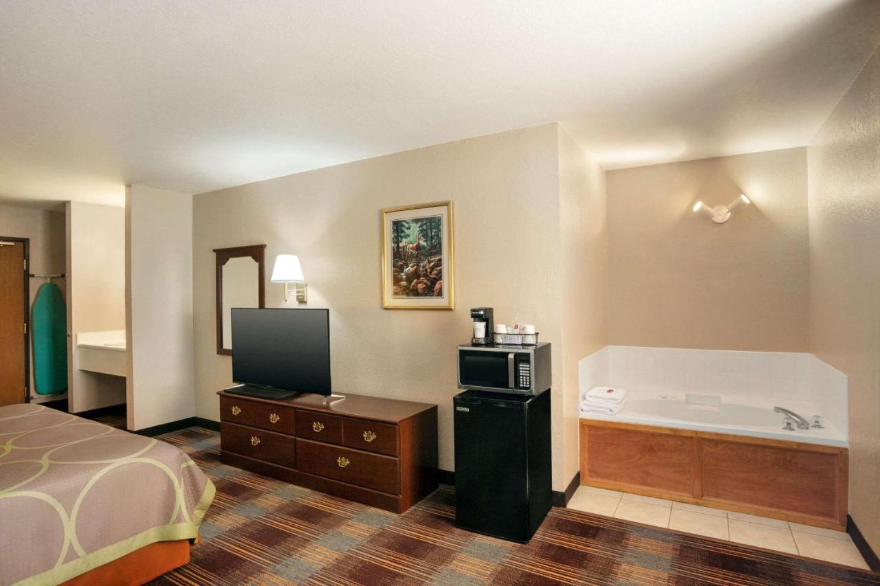 King Suite - Non-Smoking at Super 8 by Wyndham Holton