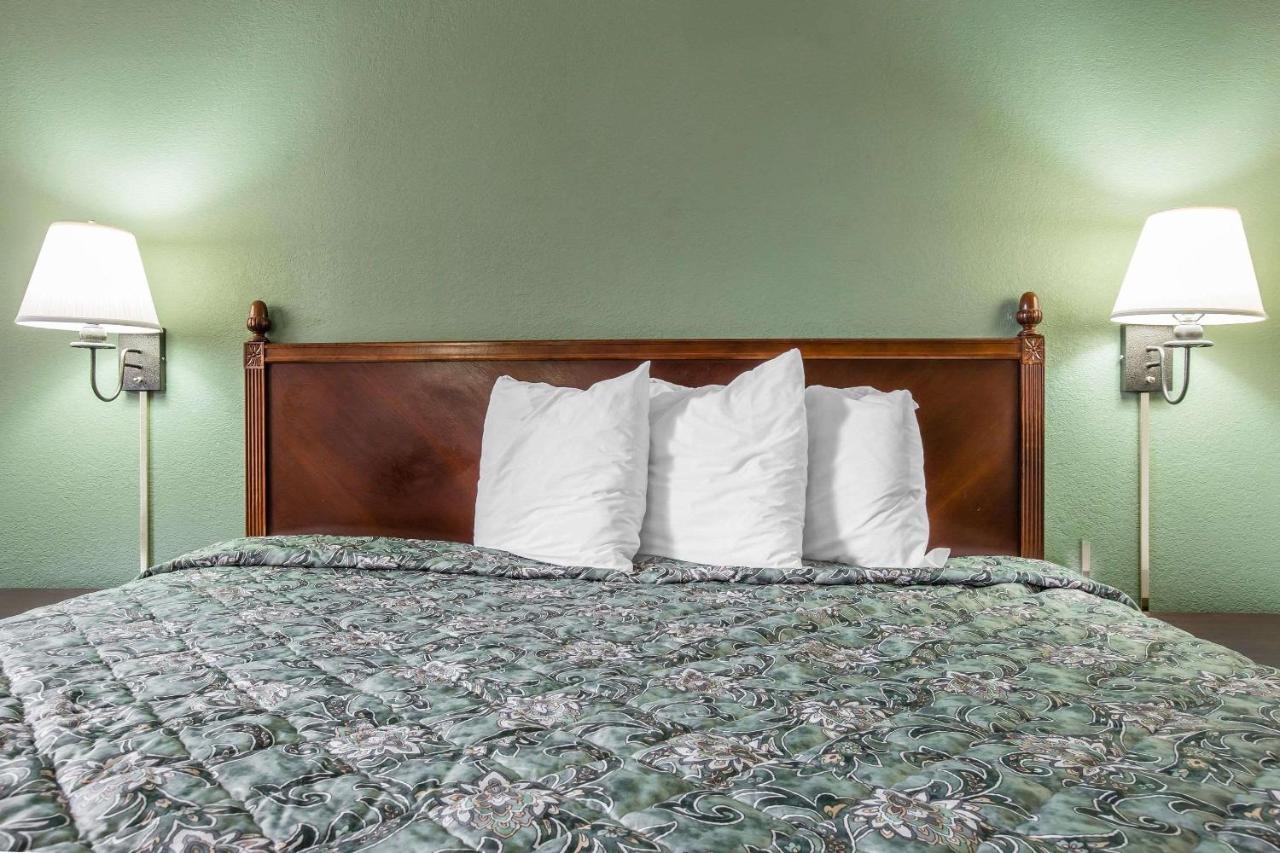 | Rodeway Inn Laurens
