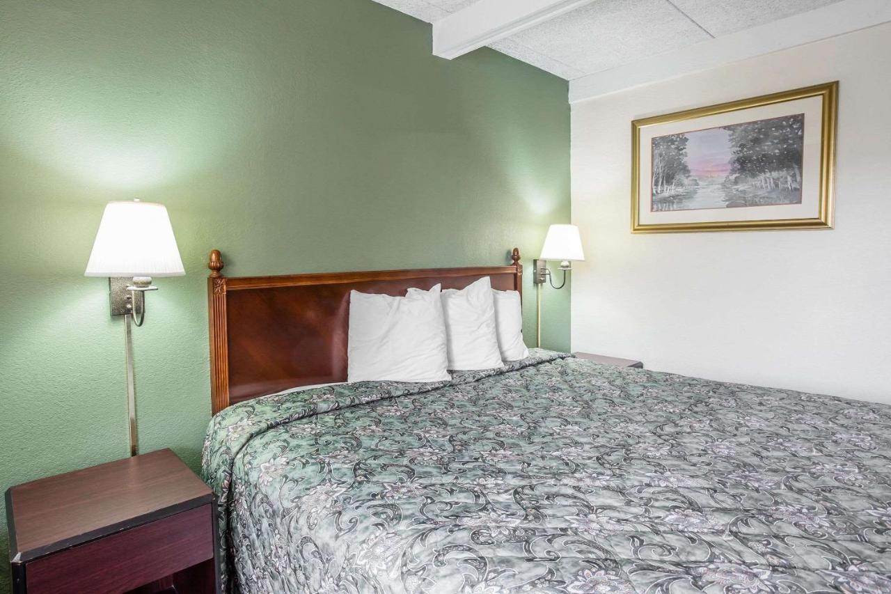 | Rodeway Inn Laurens