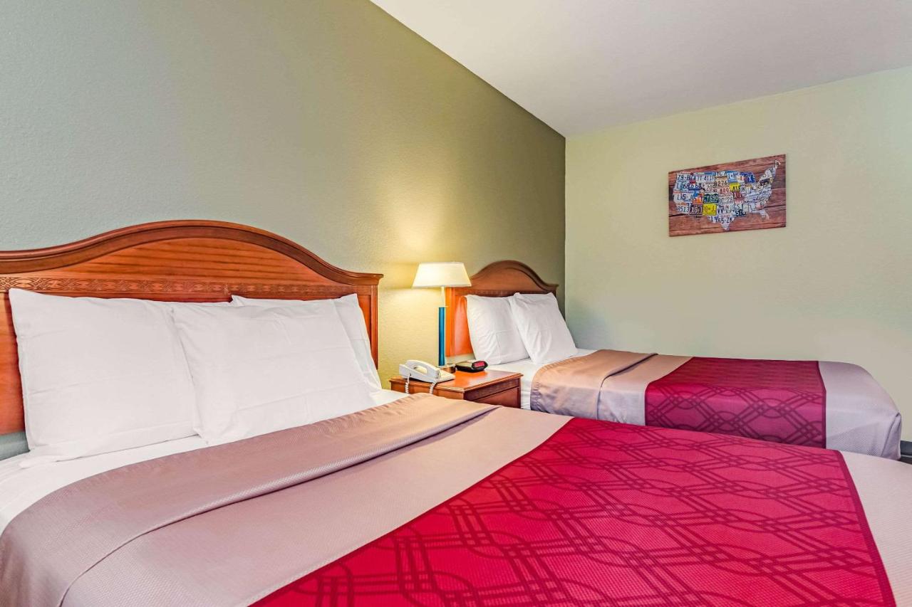 Double Room with Two Double Beds at Econo Lodge Lexington Downtown near I-81