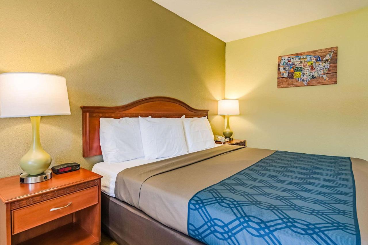 Standard King Room - Non-Smoking at Econo Lodge Lexington Downtown near I-81