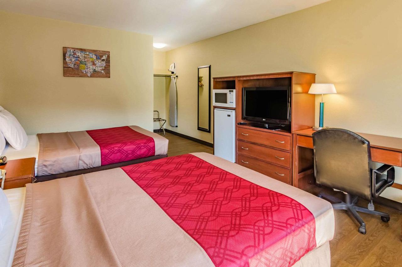 Double Room with Two Double Beds at Econo Lodge Lexington Downtown near I-81