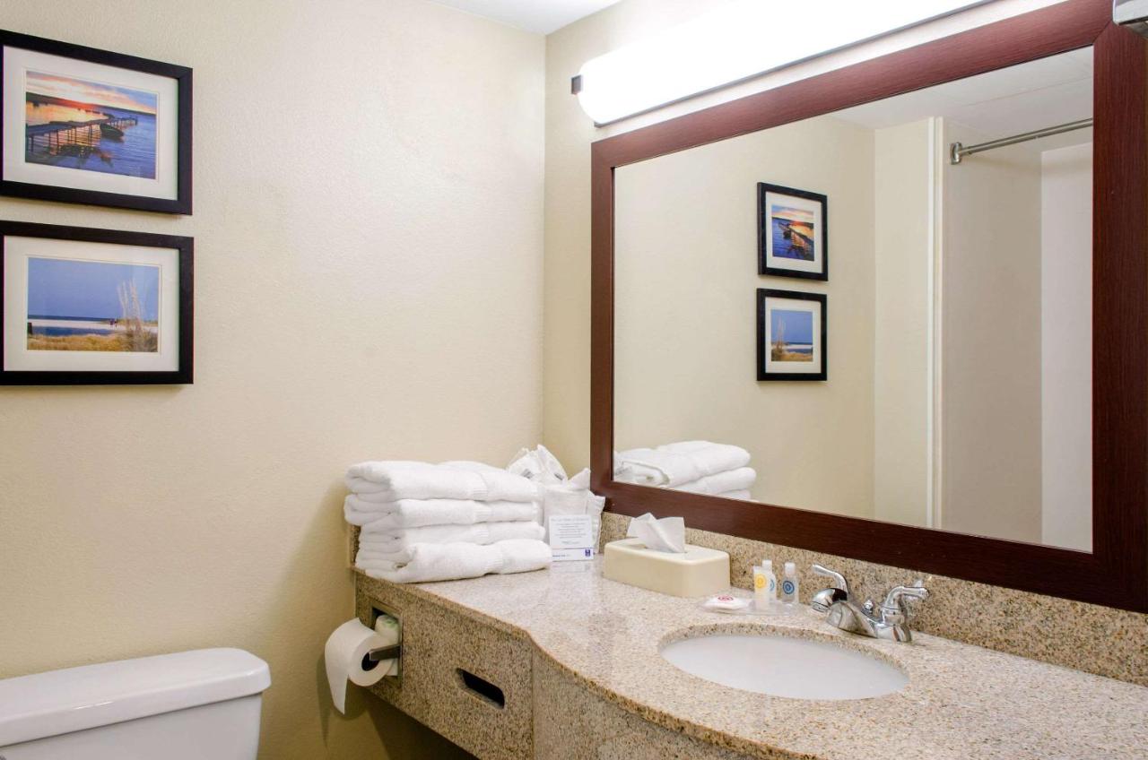 | Comfort Inn & Suites