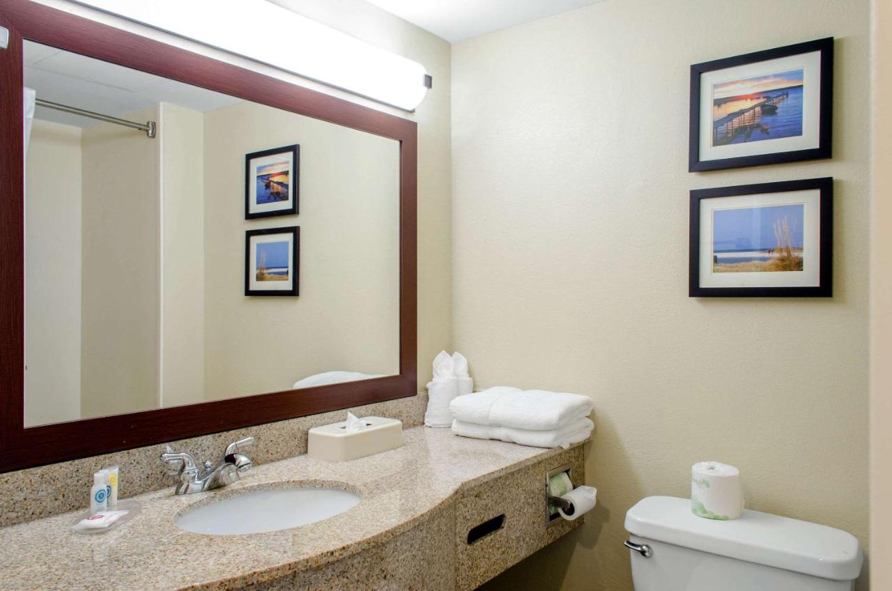 | Comfort Inn & Suites