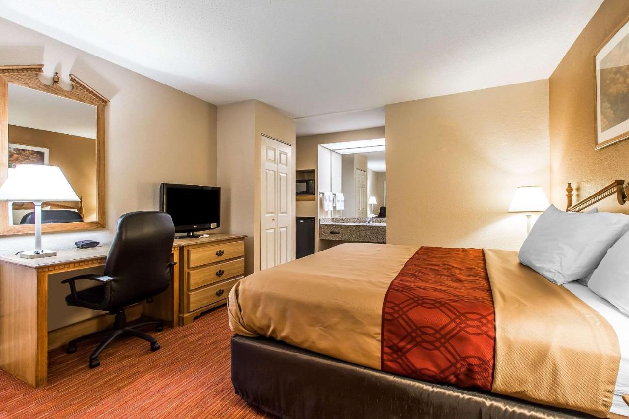 King Room - Smoking  at Econo Lodge Inn & Suites Huntsville University Area