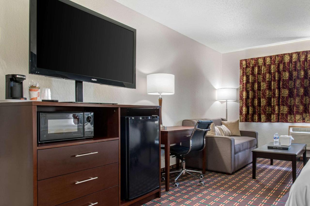 King Suite with Spa Bath at Quality Inn & Suites
